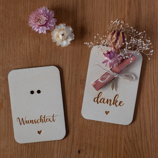 Geschenkkarte mit Wunschtext und Trockenblumen